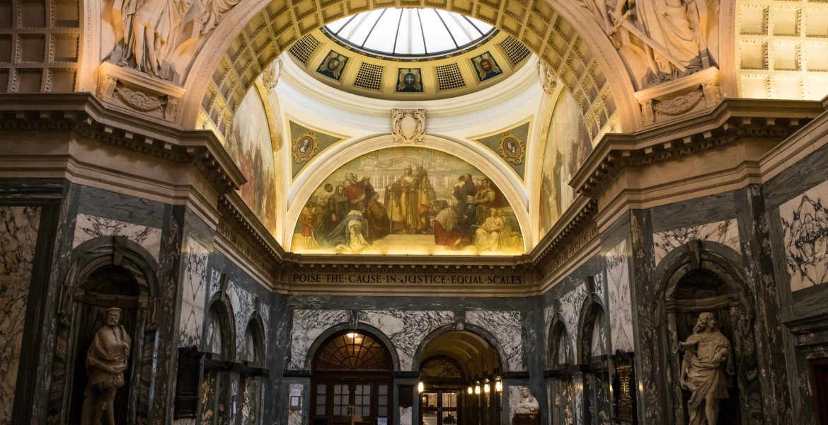 9,May,2017,London,Uk.,Inside,The,Old,Bailey,Entrance,